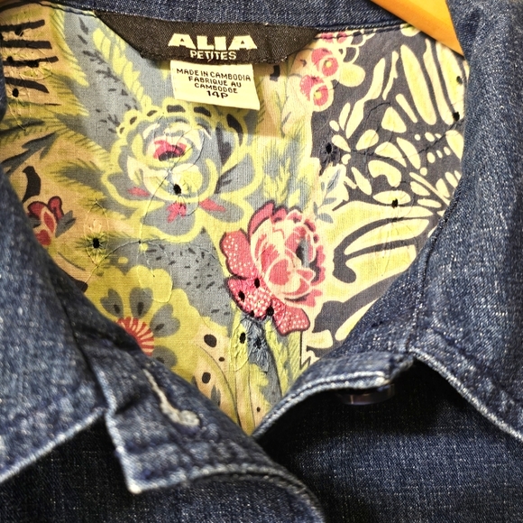 🌸 Cute denim top with 🌼 floral embroidery - Picture 4 of 5